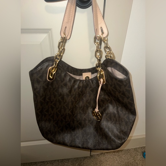 Michael Kors bag. Amazing condition. Medium size. Gold chains! - Picture 3 of 5